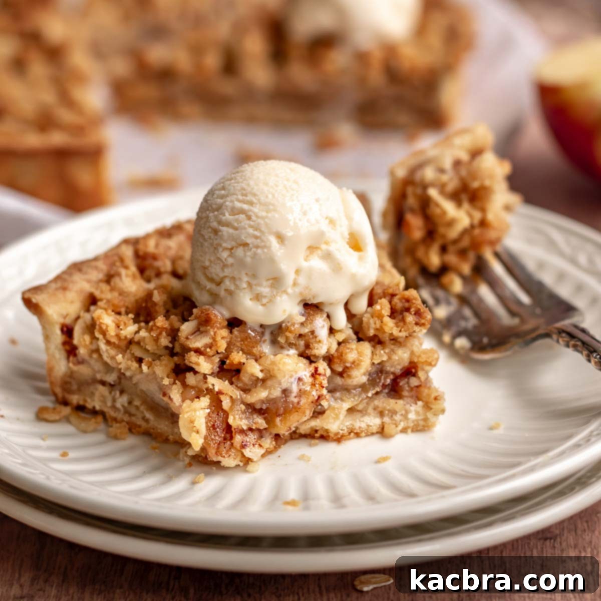 Cinnamon Apple Crumble Tart 1 featured 12978