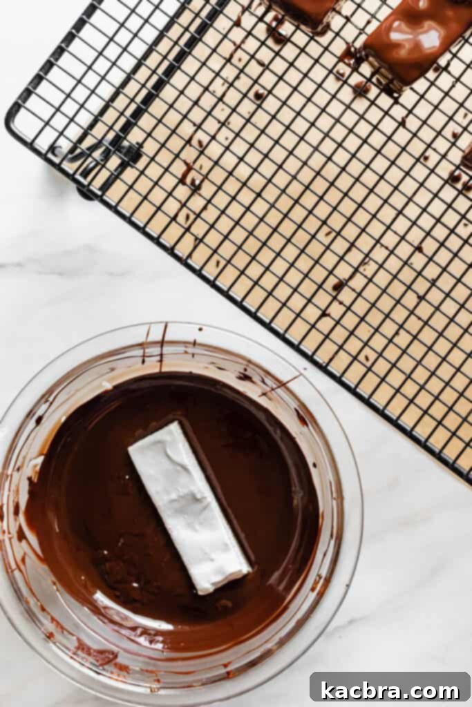 Ev yapımı barları erimiş çikolataya batırma