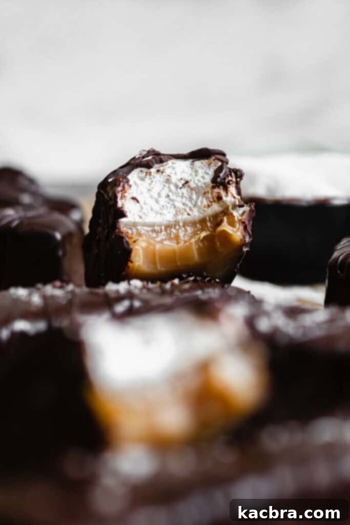 Yakın çekim çikolatalı karamelli marshmallow barı