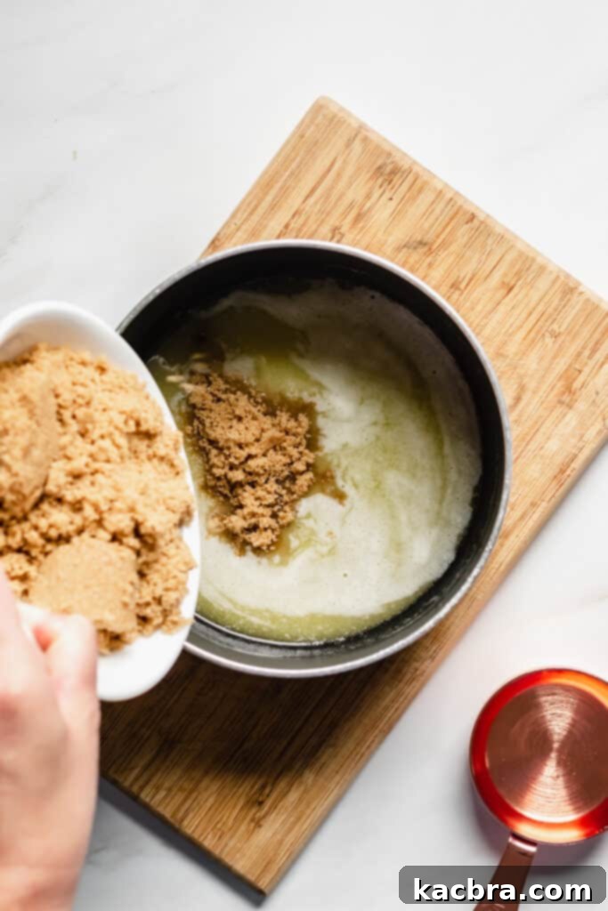 Tereyağı, esmer şeker ve mısır şurubunu tencerede karıştırma