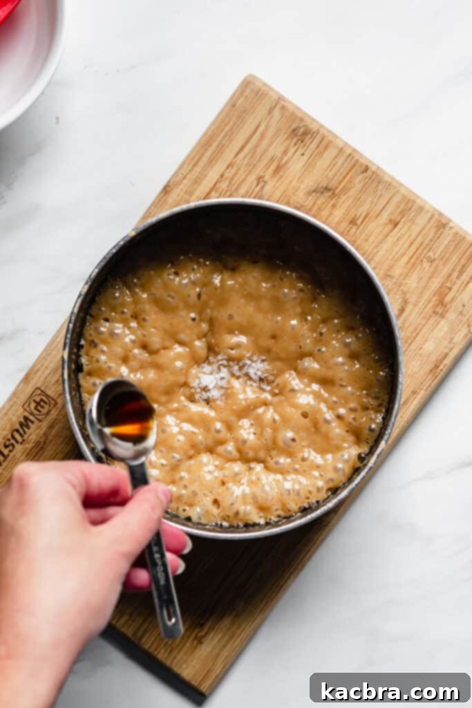 Hazırlanmış tepside pürüzsüz karamel katmanı